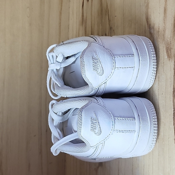 Nike Kids Low Top All White Air Force 1 Shoes - Picture 6 of 9